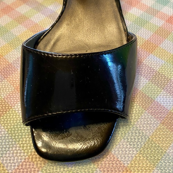 Patent leather heal with a peek a boo toe - Picture 4 of 12